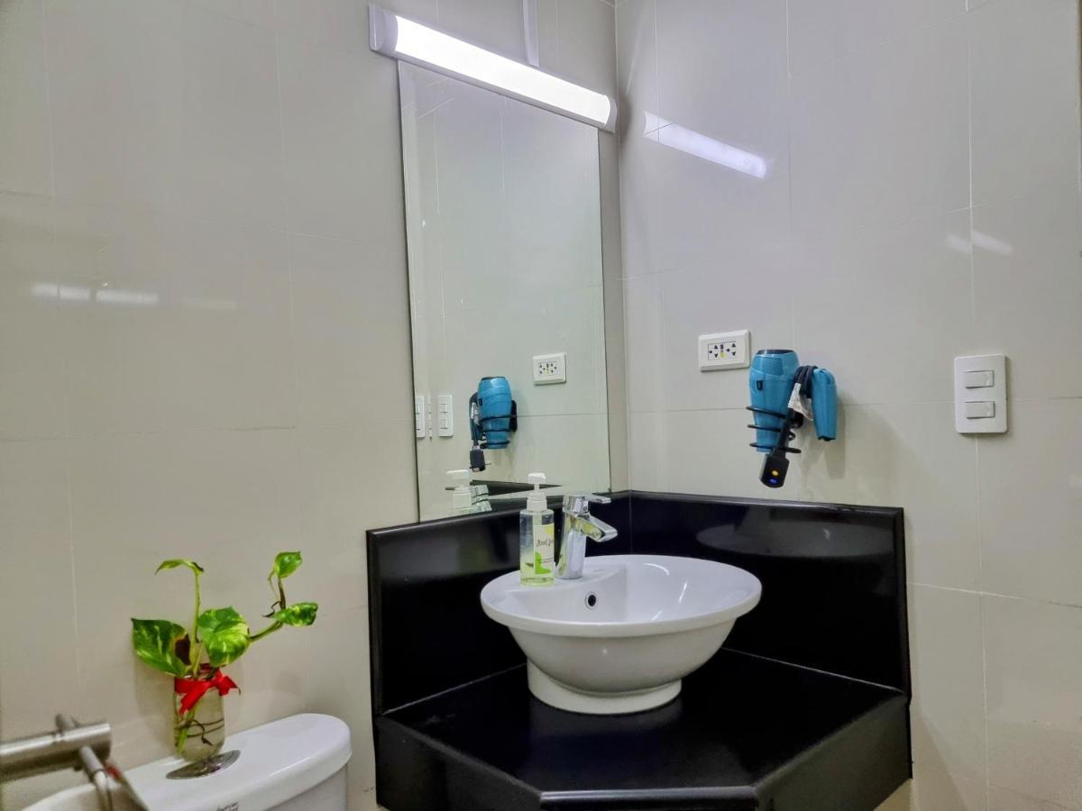 One Palm Tree Villas Condo Across Naia Terminal 3 Manila Bagian luar foto